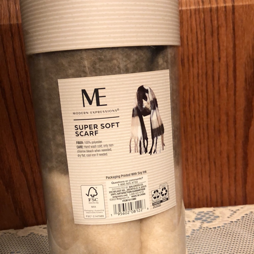 NIB ME Modern Expression Blanket Scarf